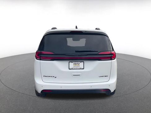 Used 2025 Chrysler Pacifica Limited image 12