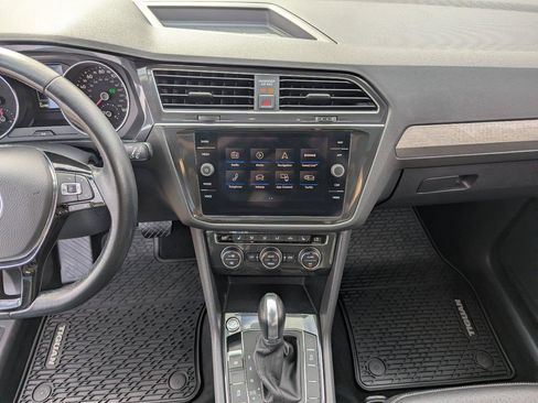 Used 2018 Volkswagen Tiguan SEL AWD/4WD image 17