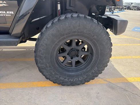 Used 2015 Jeep Wrangler Unlimited Sahara w/ Connectivity Group image 29