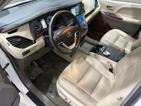 Used 2018 Toyota Sienna XLE w/ XLE Navigation Package FWD image 11
