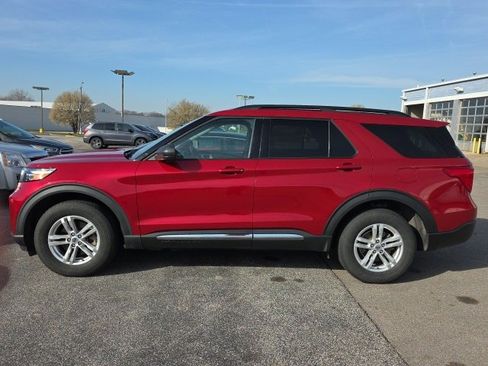Used 2022 Ford Explorer XLT image 2