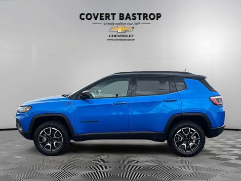 Used 2025 Jeep Compass Trailhawk AWD/4WD image 3