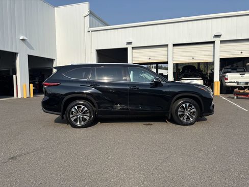 Used 2021 Toyota Highlander XLE AWD/4WD image 8