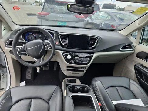 Used 2024 Chrysler Pacifica Touring-L image 3