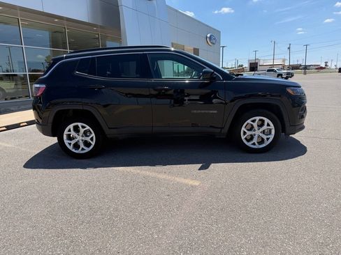 Used 2024 Jeep Compass Latitude AWD/4WD image 2