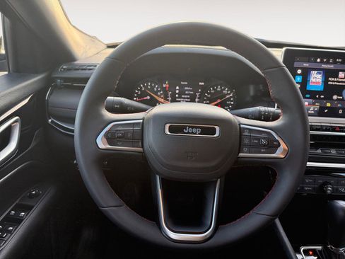 Used 2025 Jeep Compass Trailhawk AWD/4WD image 16