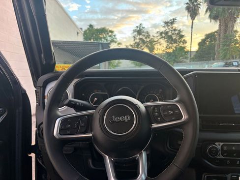 Used 2025 Jeep Wrangler Sahara image 34