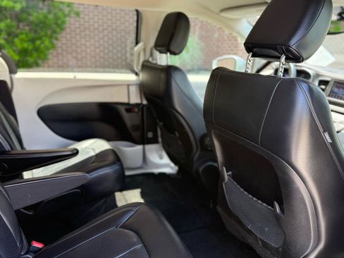 Used 2020 Chrysler Pacifica Touring-L FWD image 27
