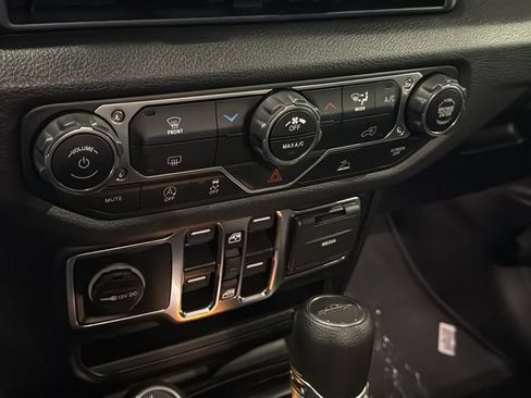 Used 2025 Jeep Gladiator Nighthawk image 32