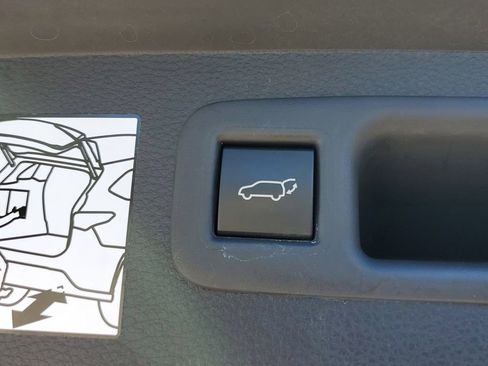 Used 2023 Toyota Highlander Limited image 16