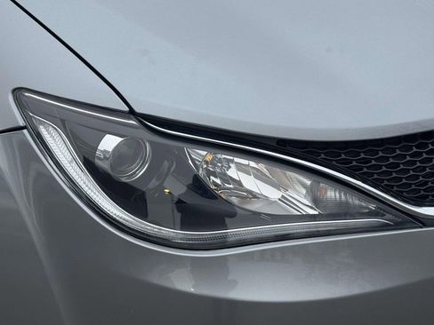 Used 2020 Chrysler Pacifica Touring-L image 8