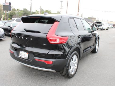 Used 2022 Volvo XC40 T4 Momentum image 6