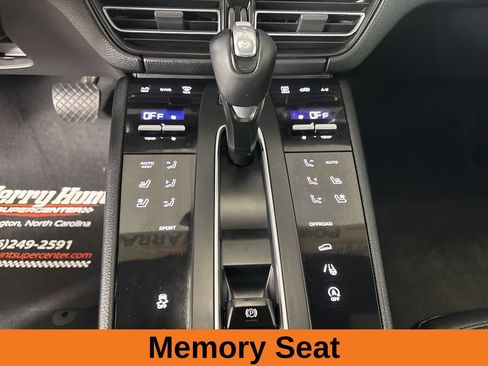 Used 2022 Porsche Macan w/ Premium Package Plus image 16