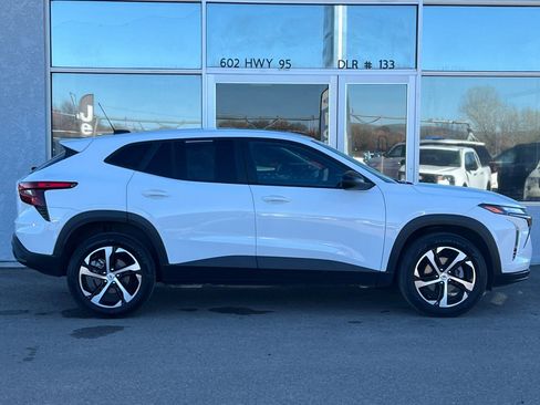 Used 2024 Chevrolet Trax RS w/ Sunroof Package FWD image 3