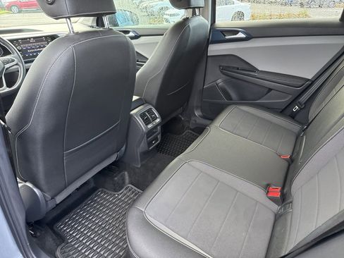 Used 2024 Volkswagen Taos SE w/ Panoramic Sunroof Package image 18