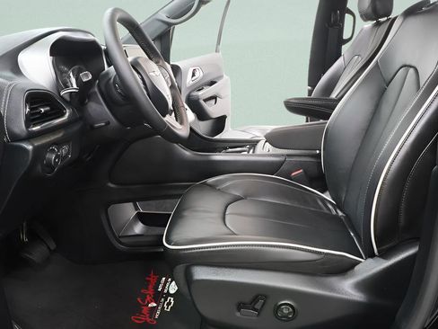 Used 2026 Chrysler Pacifica Limited image 21