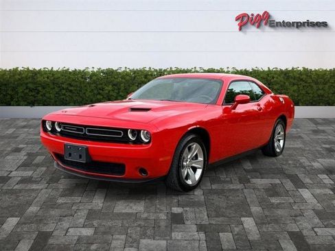Used 2022 Dodge Challenger SXT RWD image 4