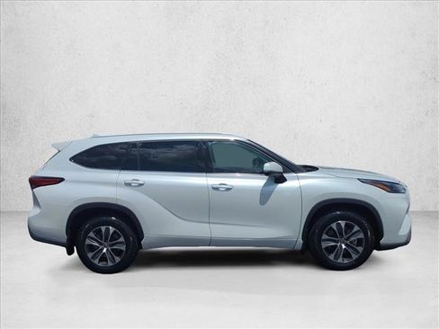 Used 2022 Toyota Highlander XLE AWD/4WD image 4