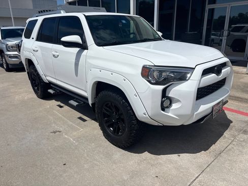 Used 2017 Toyota 4Runner SR5 AWD/4WD image 3
