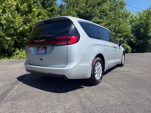 Used 2024 Chrysler Pacifica Touring-L FWD image 16