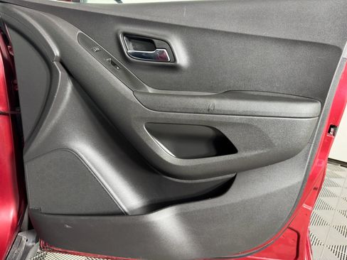 Used 2020 Chevrolet Trax LT w/ LT Convenience Package FWD image 39