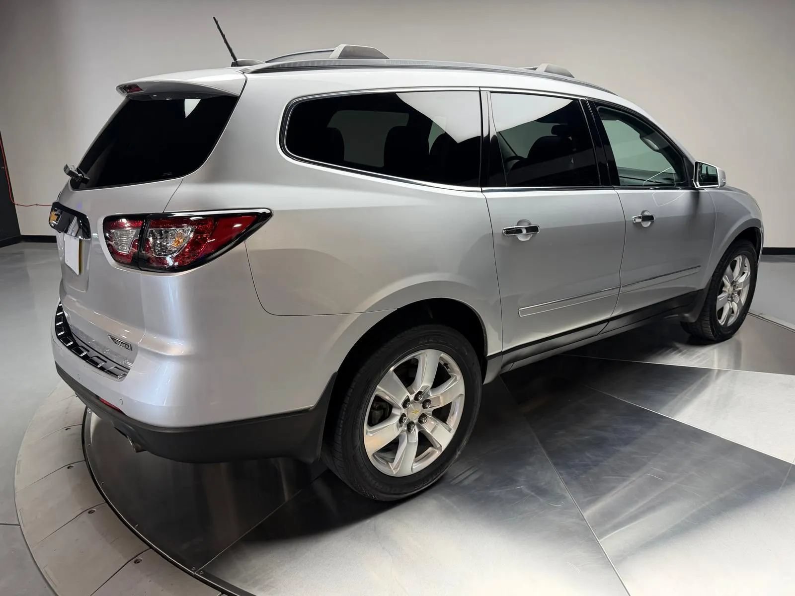 Used 2017 Chevrolet Traverse Premier FWD image 2