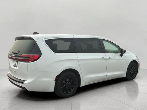 Used 2024 Chrysler Pacifica Touring-L FWD image 21