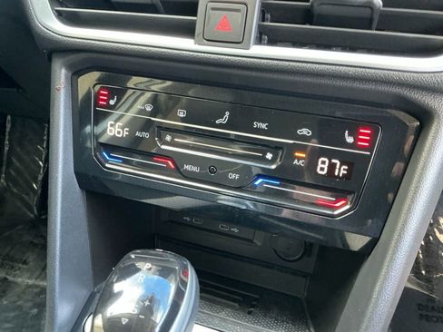 Certified 2025 Volkswagen Taos SE w/ Panoramic Sunroof Package image 16