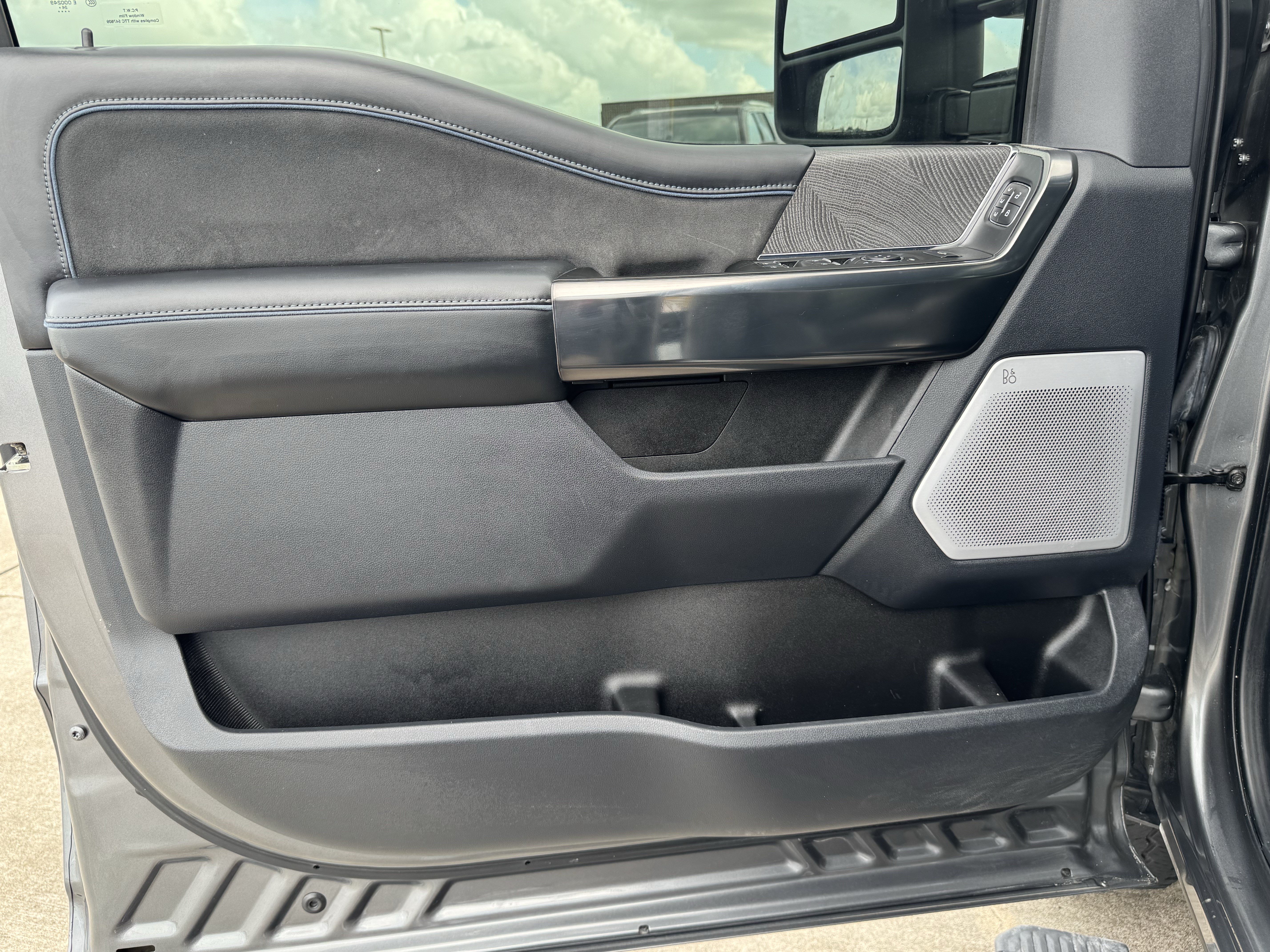 Used 2025 Ford F250 Platinum w/ FX4 Off-Road Package AWD/4WD image 13