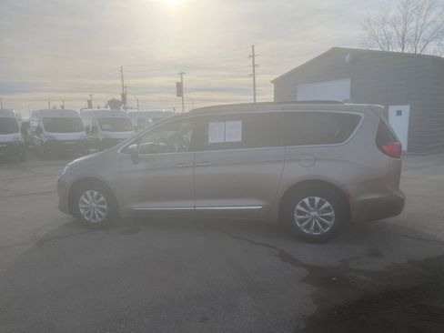 Used 2017 Chrysler Pacifica Touring-L image 5