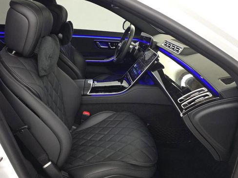 Used 2025 Mercedes-Benz S 580 4MATIC Sedan w/ AMG Line Package image 8