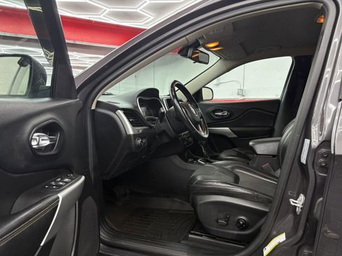 Used 2018 Jeep Cherokee Latitude Plus w/ Cold Weather Group image 8