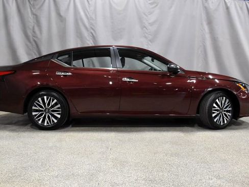 Used 2024 Nissan Altima 2.5 SV image 2