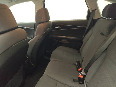 Used 2017 Kia Sorento LX w/ LX Convenience Package image 18