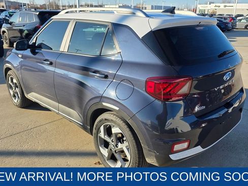 Used 2021 Hyundai Venue image 3
