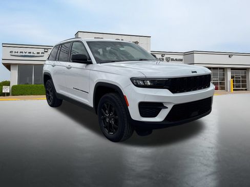 Used 2025 Jeep Grand Cherokee Altitude AWD/4WD image 3