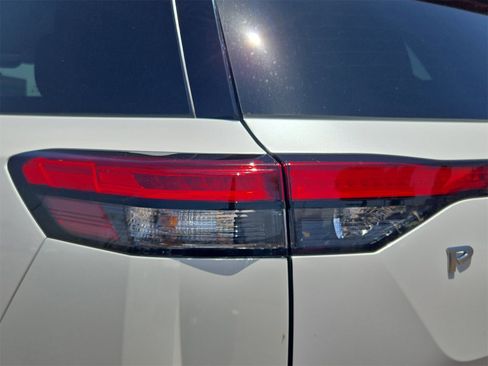 New 2025 Nissan Pathfinder SL image 13