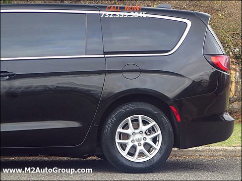 Used 2017 Chrysler Pacifica Touring image 22