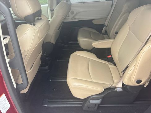 Used 2021 Toyota Sienna XLE FWD image 29