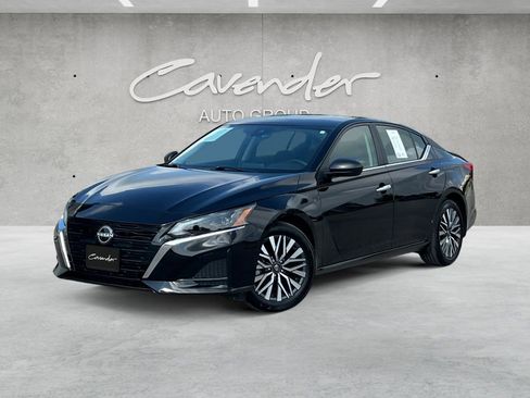 Certified 2025 Nissan Altima 2.5 SV FWD image 1