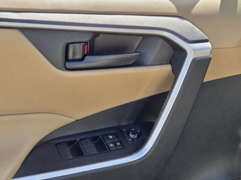 Used 2020 Toyota RAV4 LE image 18