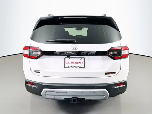 Used 2025 Honda Pilot TrailSport image 8