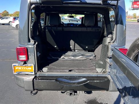 Used 2018 Jeep Wrangler Unlimited Sahara image 5