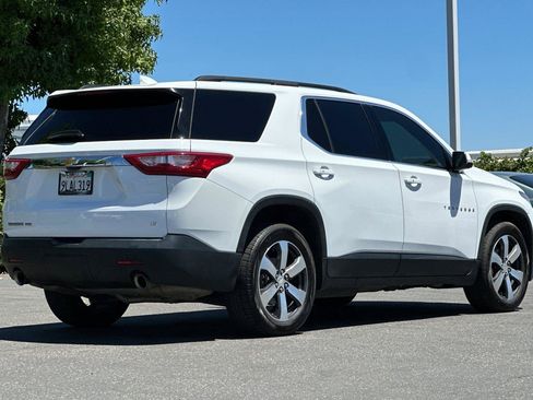 Used 2021 Chevrolet Traverse LT w/ LT Premium Package AWD/4WD image 4