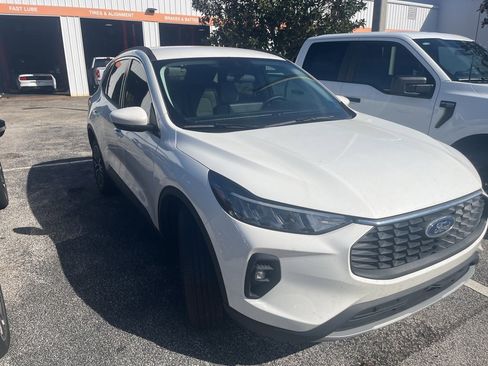 Used 2024 Ford Escape SE image 2