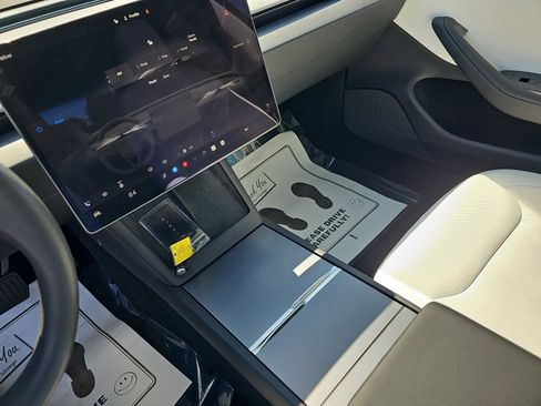 Used 2025 Tesla Model 3 image 26