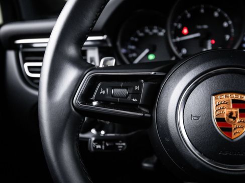 Certified 2026 Porsche Macan AWD/4WD image 17