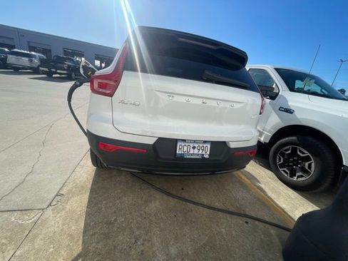 Used 2024 Volvo XC40 Recharge Plus w/ Protection Package Premier image 5