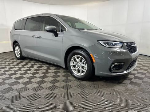 Used 2023 Chrysler Pacifica Touring-L image 2