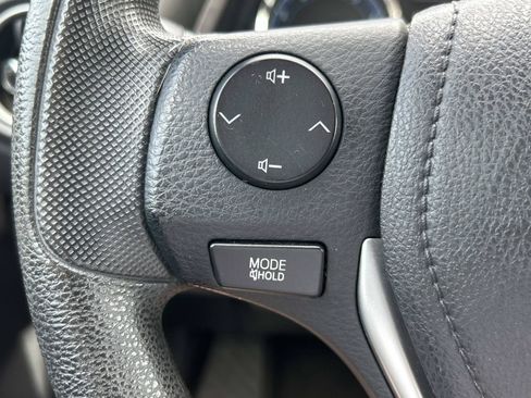 Used 2018 Toyota Corolla LE FWD image 21